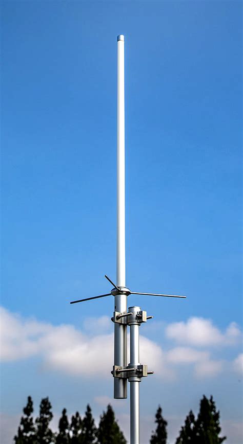 stubby antenna with base